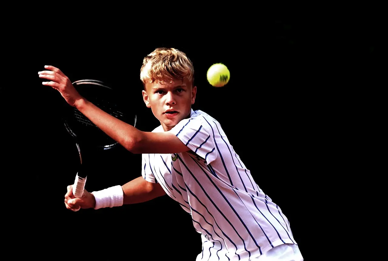 Tennisspiller slår bold