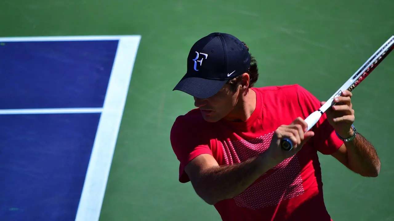 Tennisspiller i backhandbevægelse