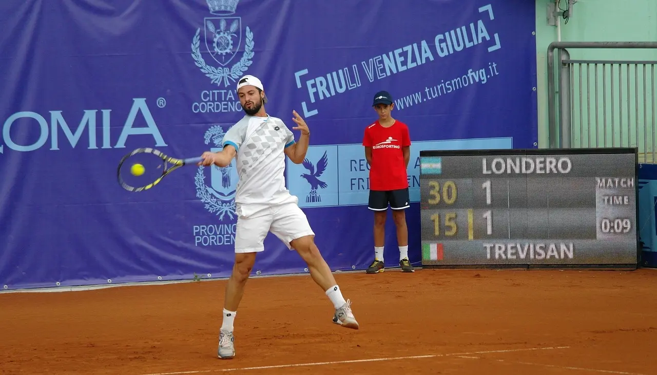 Tennisspiller på grusbane